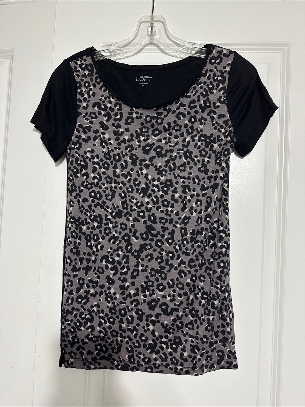 Sz XS Loft black and gray leopard animal print body with black cap sleeve/back.